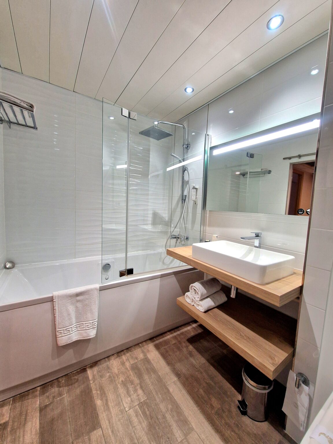 bathroom room club ariane hotel Fos Sur Mer