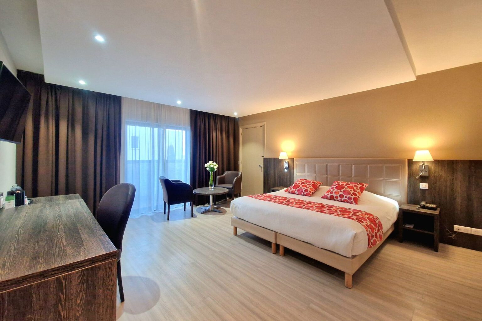 ariane-hotel-fos-sur-mer-chambre-club-provence-bureau-lit-double-salon-espace