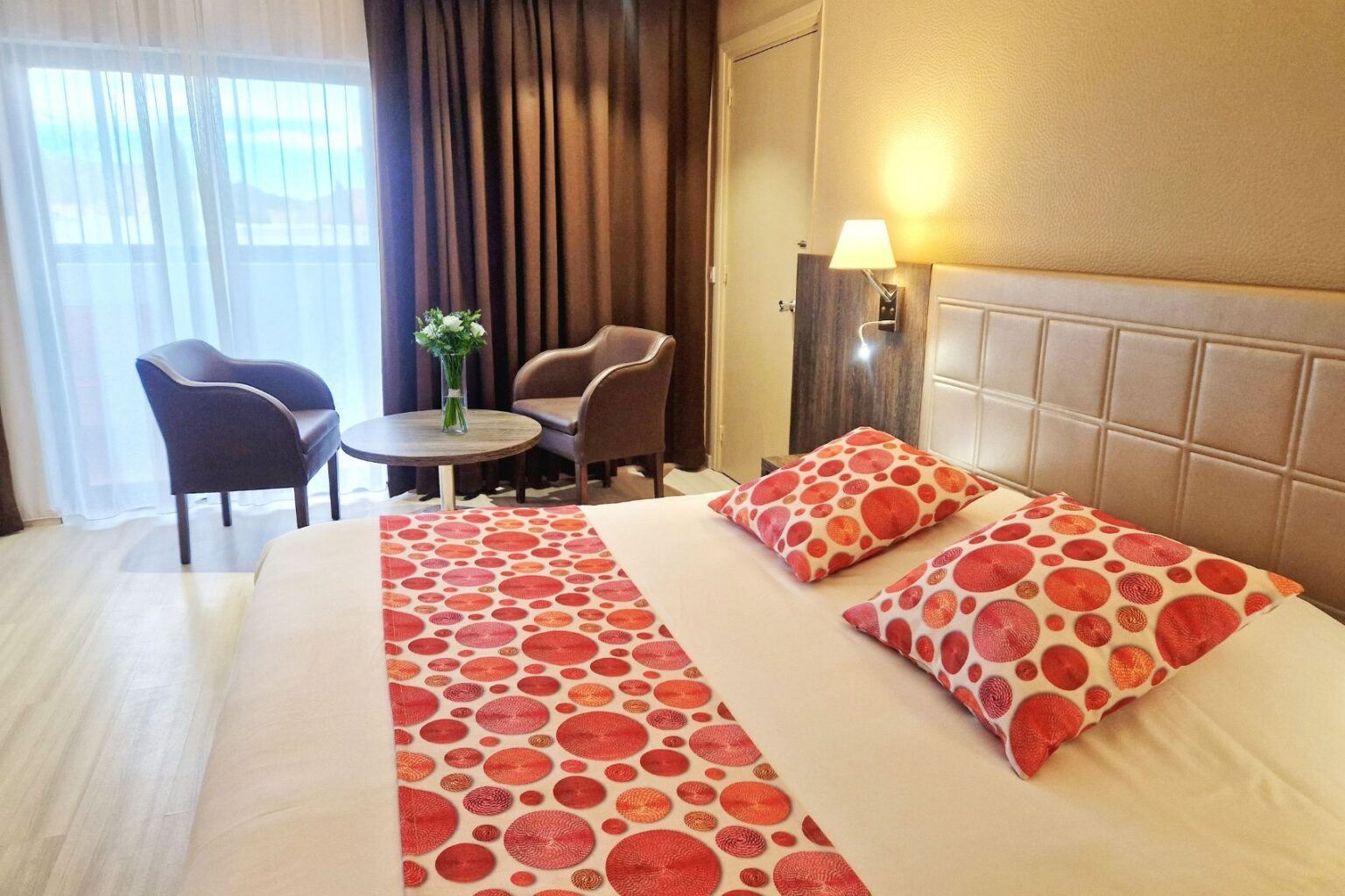 ariane-hotel-fos-sur-mer-chambre-club-provence-lit-double-confort-espace