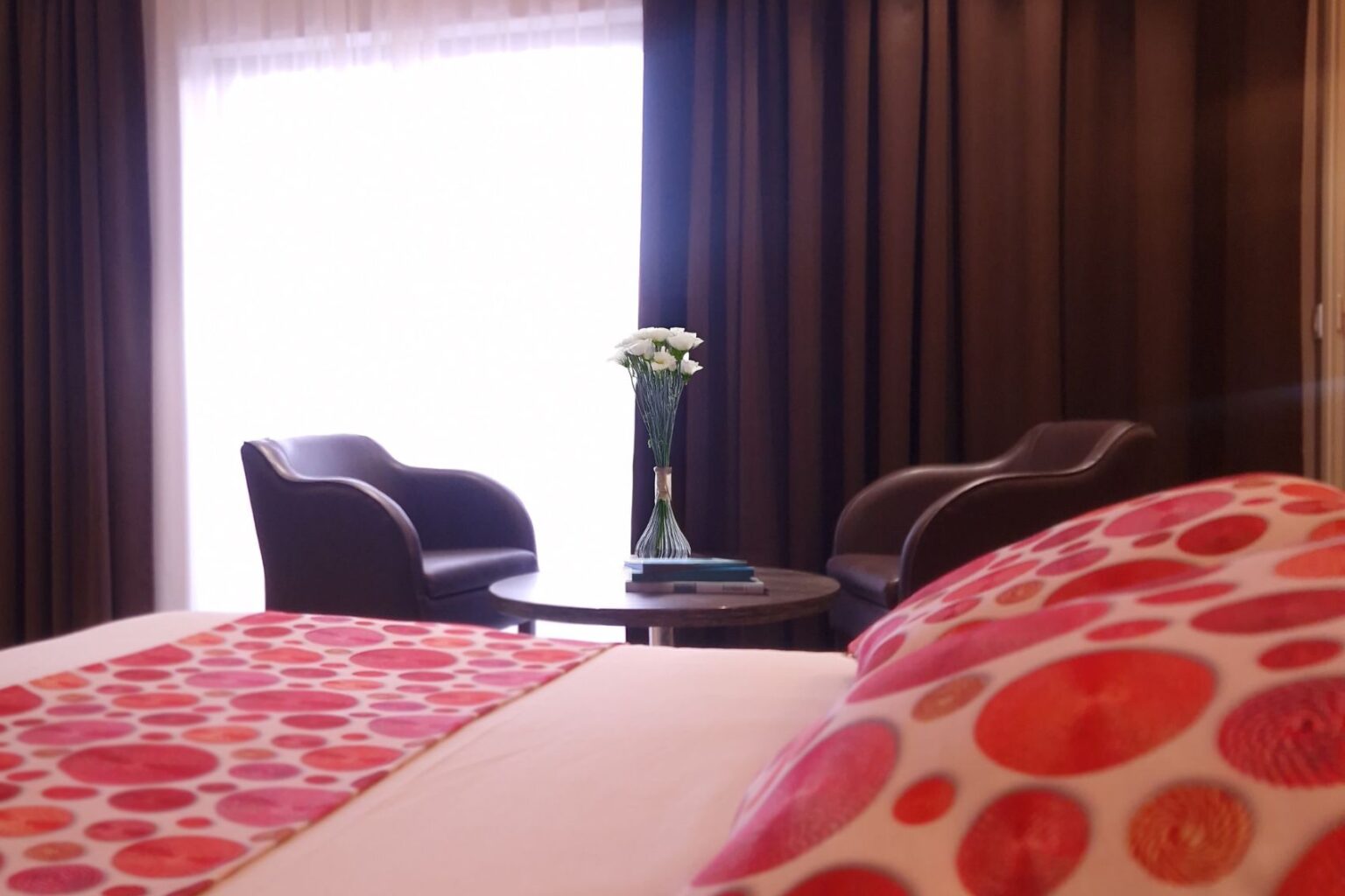 ariane-hotel-fos-sur-mer-chambre-club-provence-lit-double-salon-deco-fleurs