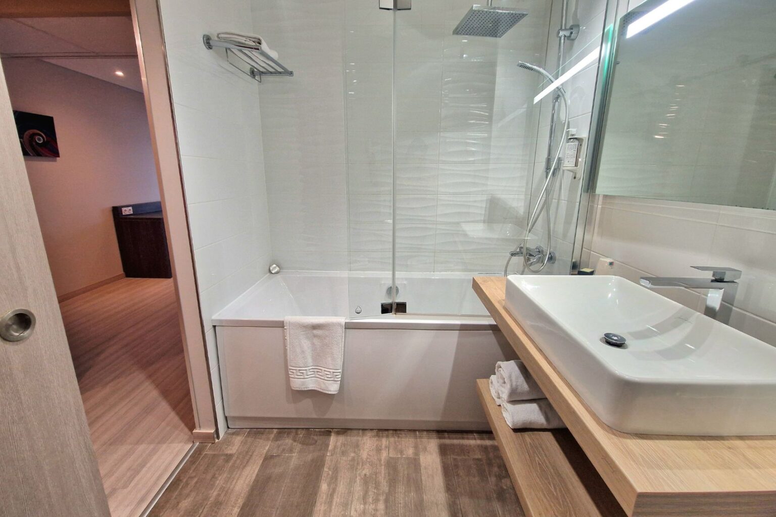 ariane-hotel-fos-sur-mer-chambre-club-provence-salle-de-bain-baignoire-confort