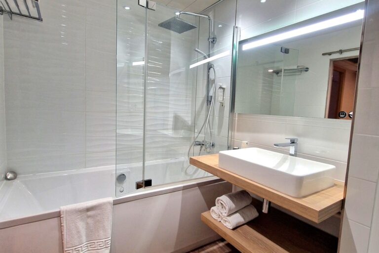 ariane-hotel-fos-sur-mer-chambre-club-provence-salle-de-bain-douche-confort