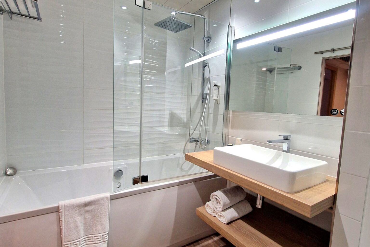 ariane-hotel-fos-sur-mer-chambre-club-provence-salle-de-bain-douche-confort