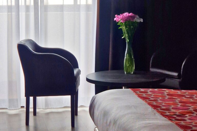 ariane-hotel-fos-sur-mer-chambre-club-provence-table-fauteuil-salon-fleurs-espace-deco