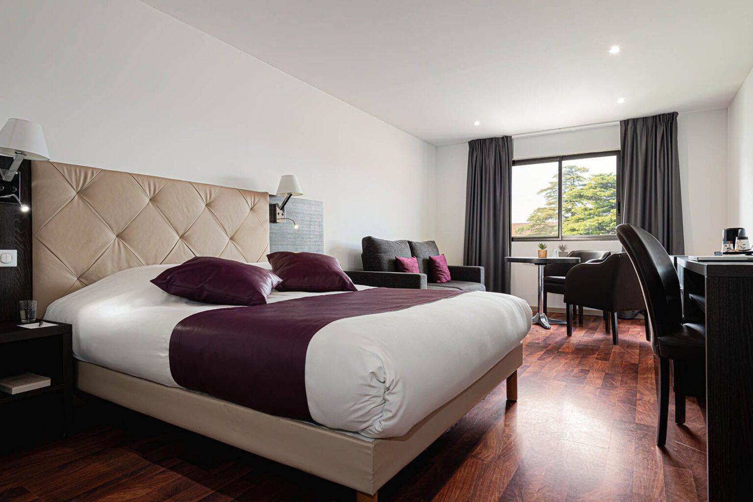 ariane-hotel-fos-sur-mer-chambre-confort-espace-grand-lit-double-salon-bureau-lumiere