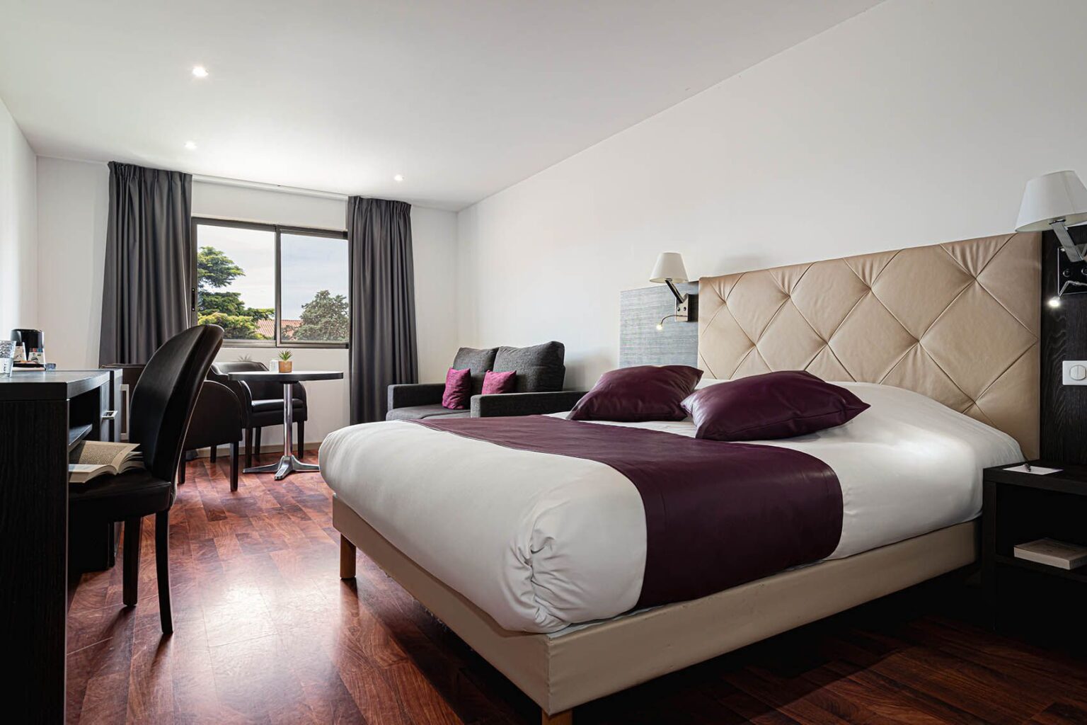 ariane-hotel-fos-sur-mer-chambre-confort-grand-lit-double-luminosite-bureau-salon