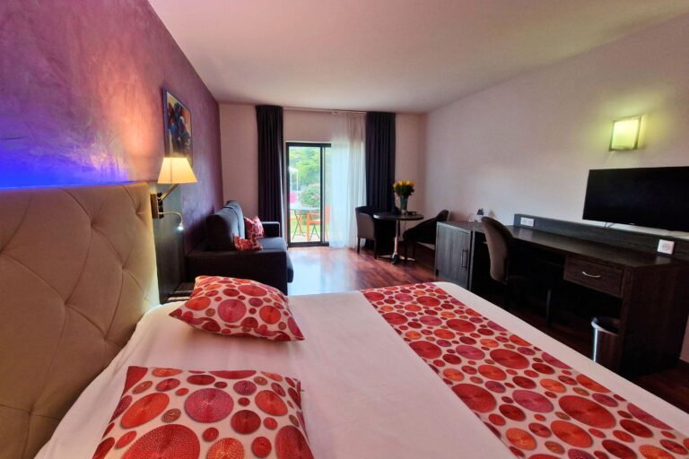 ariane-hotel-fos-sur-mer-chambre-familiale-espace-confort-lit-double-grand-salon-design-deco