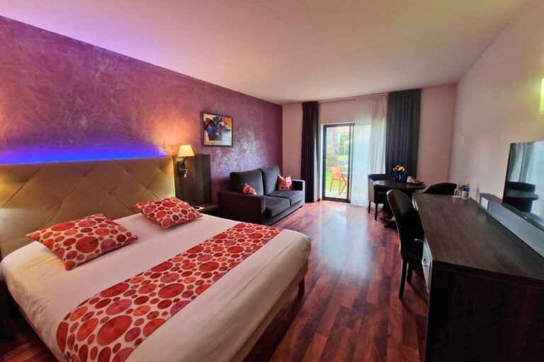ariane-hotel-fos-sur-mer-chambre-familiale-espace-confort-lit-double-salon