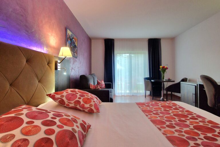 ariane-hotel-fos-sur-mer-chambre-familiale-espace-confort-lit-double-vue-salon