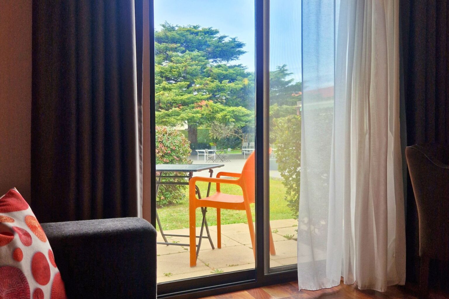 ariane-hotel-fos-sur-mer-chambre-familiale-espace-confort-lumiere-terrasse-nature-detente