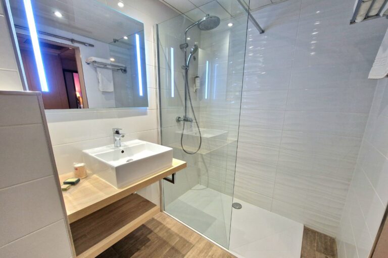 ariane-hotel-fos-sur-mer-chambre-familiale-espace-confort-salle-de-bain-equipee-douche
