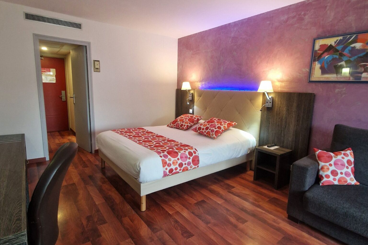 ariane-hotel-fos-sur-mer-chambre-familiale-espace-confort-salon-grand-lit-double-detente-deco