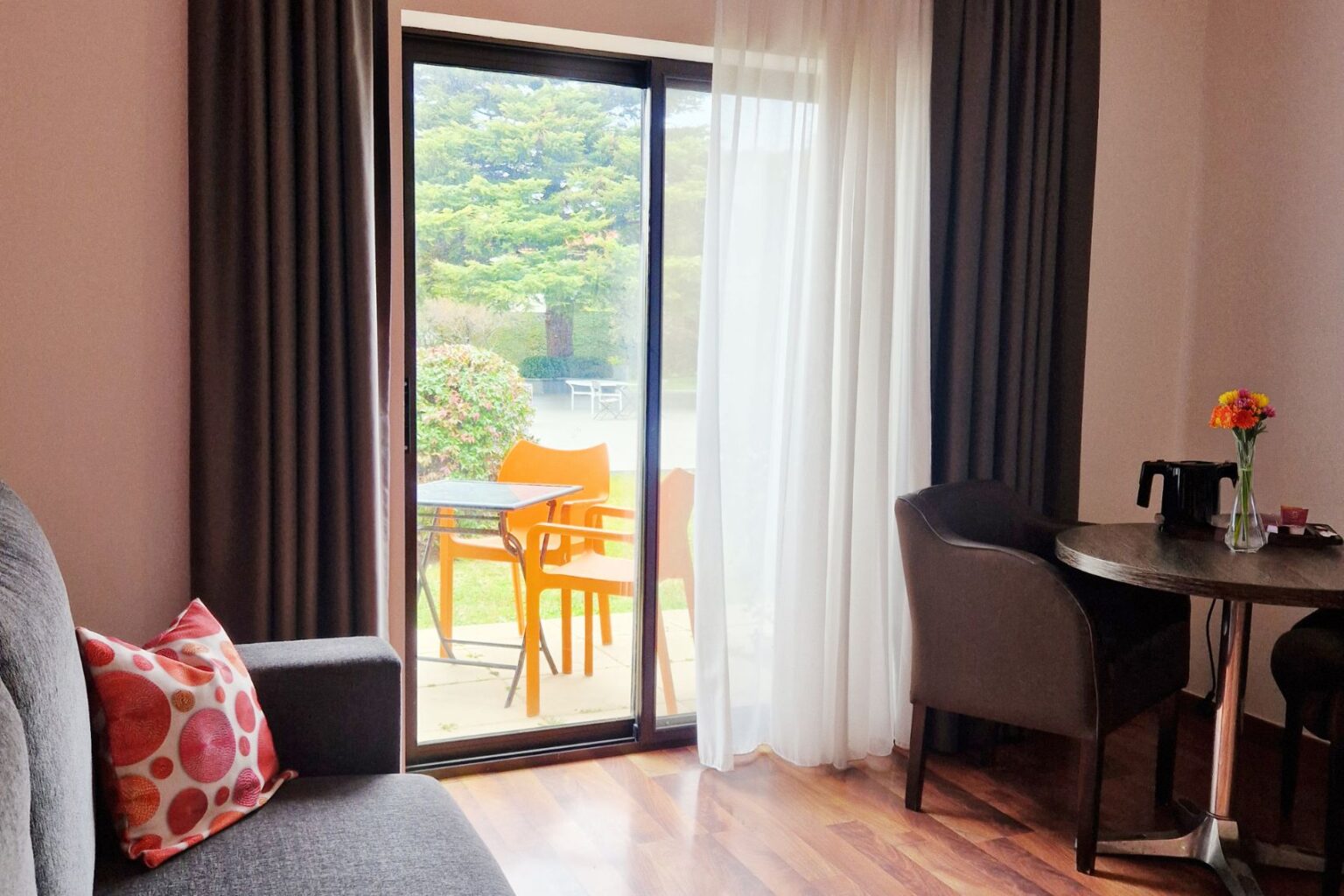 ariane-hotel-fos-sur-mer-chambre-familiale-espace-confort-terrasse-table-fauteuils-canape-detente-salon