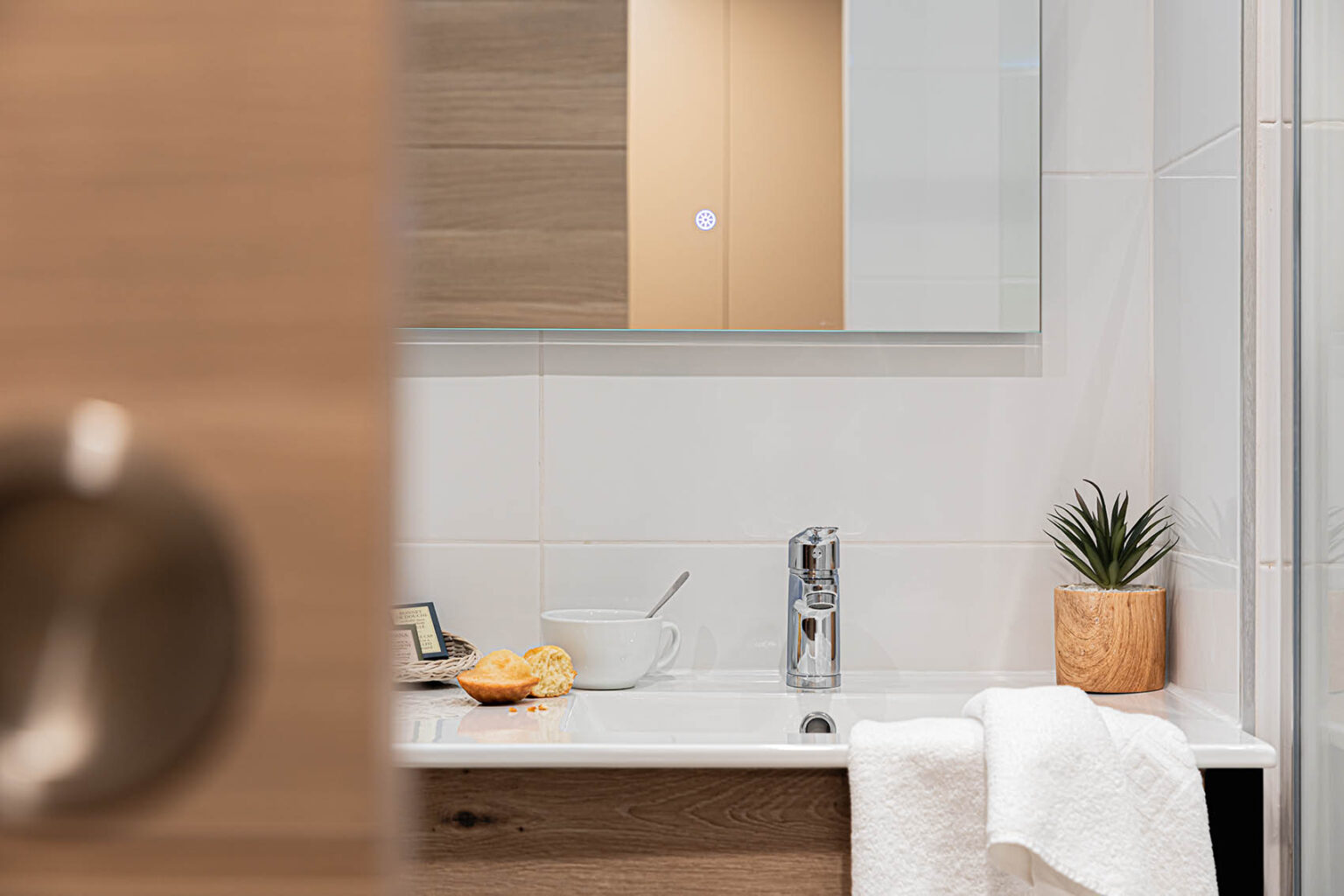 ariane-hotel-fos-sur-mer-confort-espace-salle-de-bain-deco