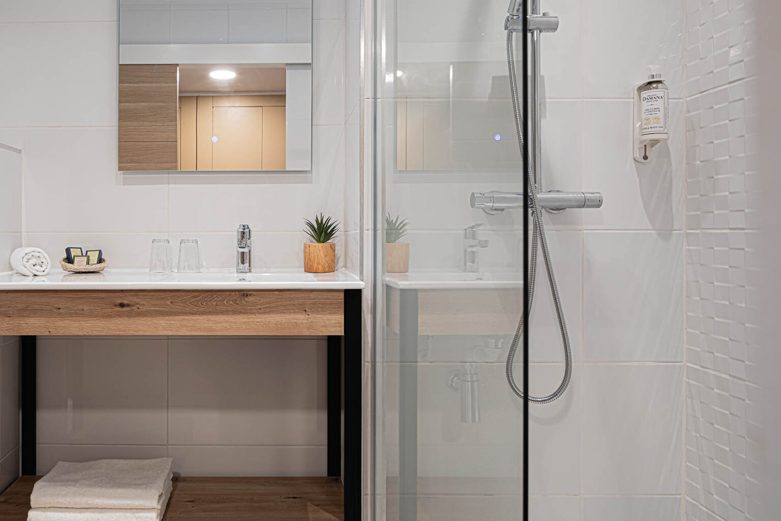 ariane-hotel-fos-sur-mer-salle-de-bain-chambres-confort-espace-grande-douche