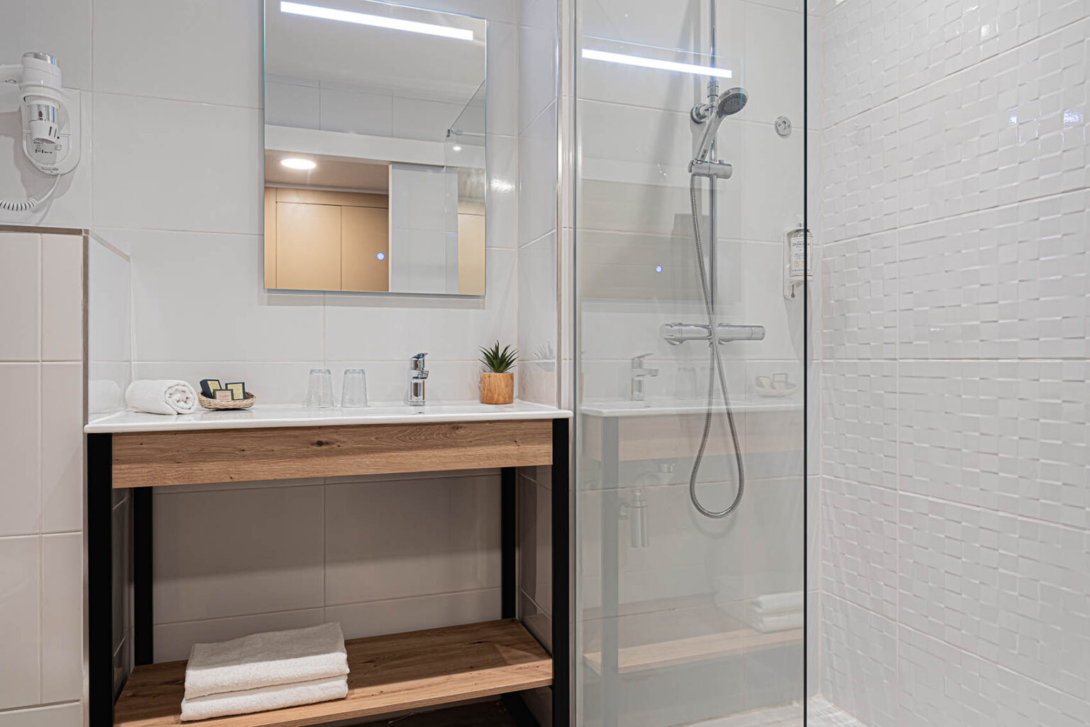 ariane-hotel-fos-sur-mer-salle-de-bain-chambres-confort-espace-rangement-douche