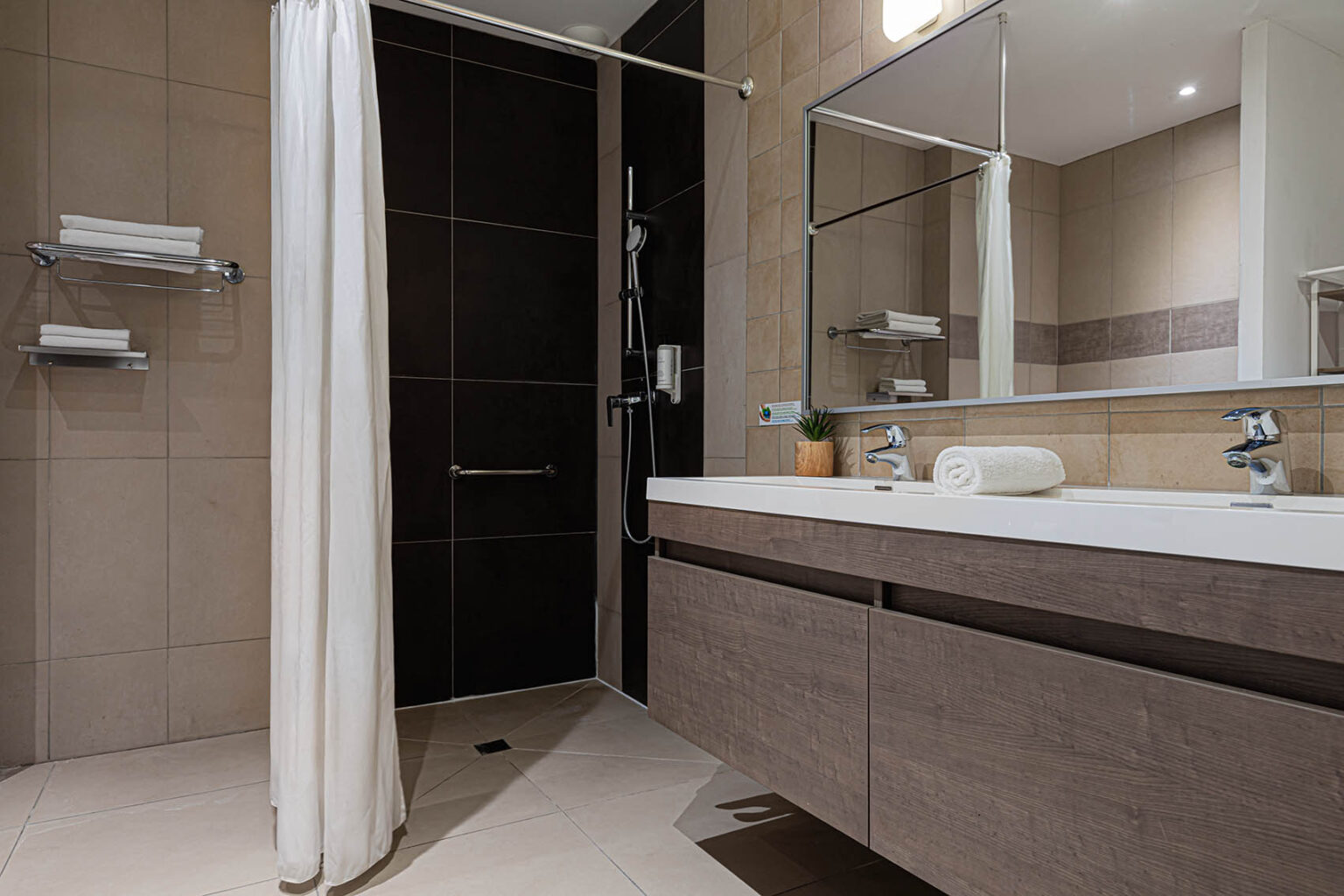 ariane-hotel-fos-sur-mer-salle-de-bain-confort-espace-equipements